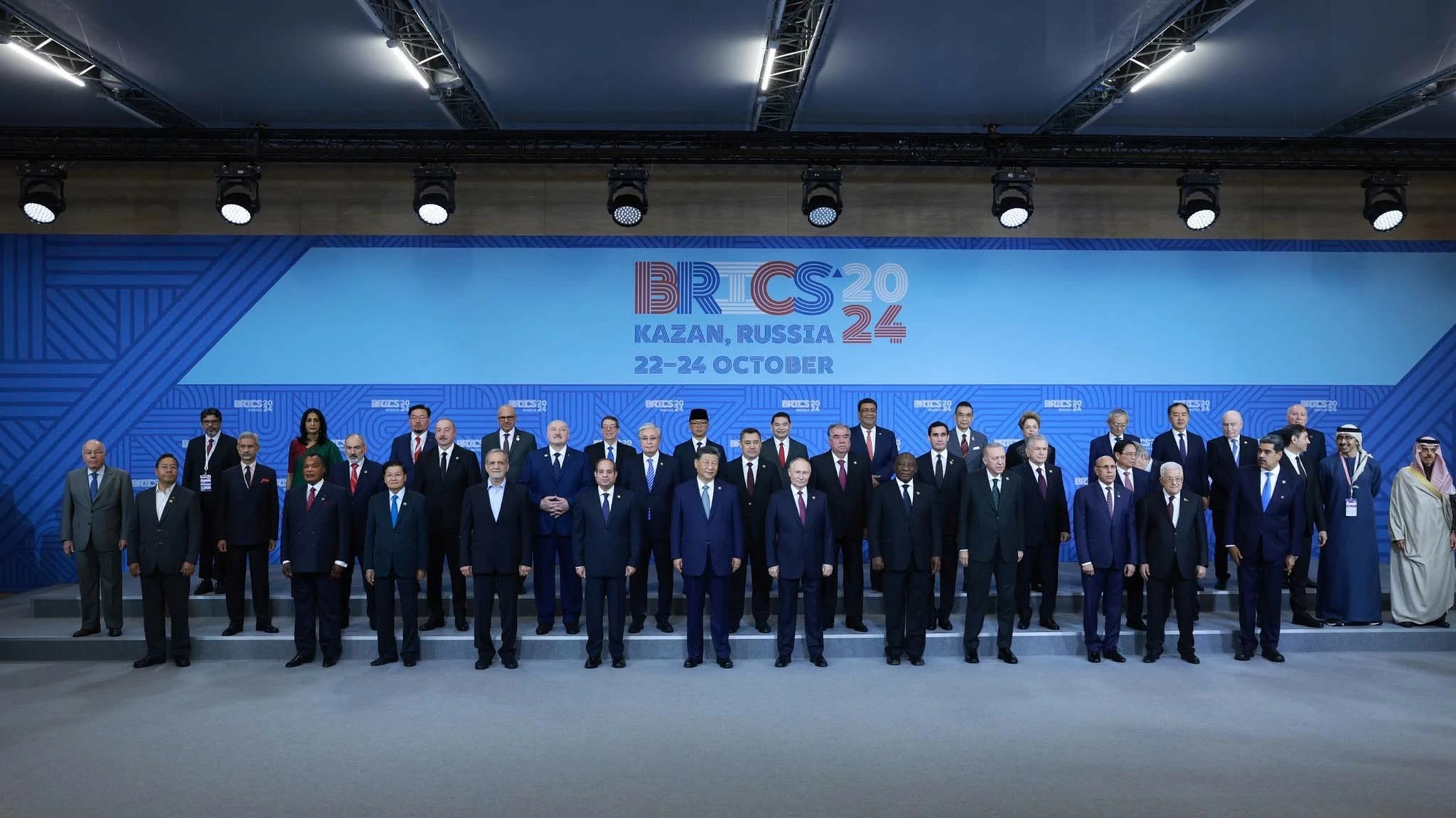 Tổng thống Liên bang Nga Vladimir Putin, Chủ tịch Nhóm BRICS năm 2024 đón Thủ tướng Phạm Minh Chính và các Trưởng đoàn. (Nguồn: VGP) Tổng thống Liên bang Nga Vladimir Putin, Chủ tịch Nhóm BRICS năm 2024 đón Thủ tướng Phạm Minh Chính và các Trưởng đoàn. (Nguồn: VGP)