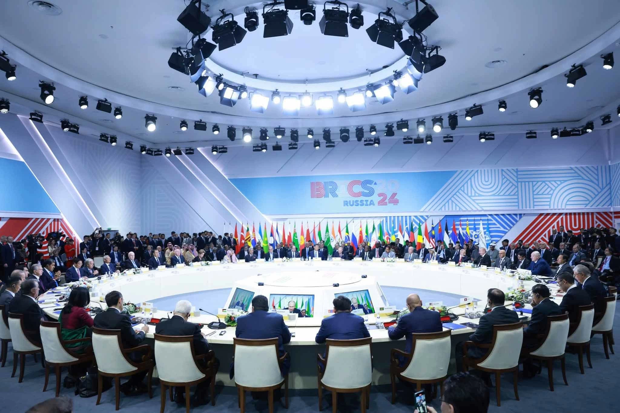 Thủ tướng đề xuất 5 kết nối chiến lược tại Hội nghị các nhà lãnh đạo BRICS mở rộng Thủ tướng đề xuất 5 kết nối chiến lược tại Hội nghị các nhà lãnh đạo BRICS mở rộng