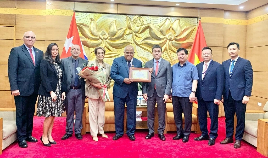 Trao Kỷ niệm chương 'Vì hòa bình, hữu nghị giữa các dân tộc' tặng Đại sứ Cuba Trao Kỷ niệm chương 'Vì hòa bình, hữu nghị giữa các dân tộc' tặng Đại sứ Cuba