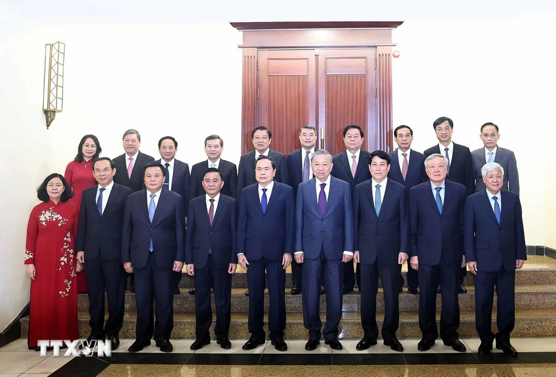 Tổng Bí thư Tô Lâm trao Quyết định phân công đồng chí Trần Cẩm Tú giữ chức Thường trực Ban Bí thư Tổng Bí thư Tô Lâm trao Quyết định phân công đồng chí Trần Cẩm Tú giữ chức Thường trực Ban Bí thư