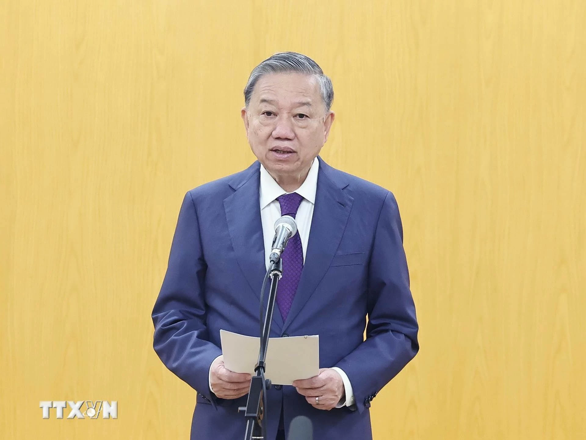 Tổng Bí thư Tô Lâm trao Quyết định phân công đồng chí Trần Cẩm Tú giữ chức Thường trực Ban Bí thư Tổng Bí thư Tô Lâm trao Quyết định phân công đồng chí Trần Cẩm Tú giữ chức Thường trực Ban Bí thư