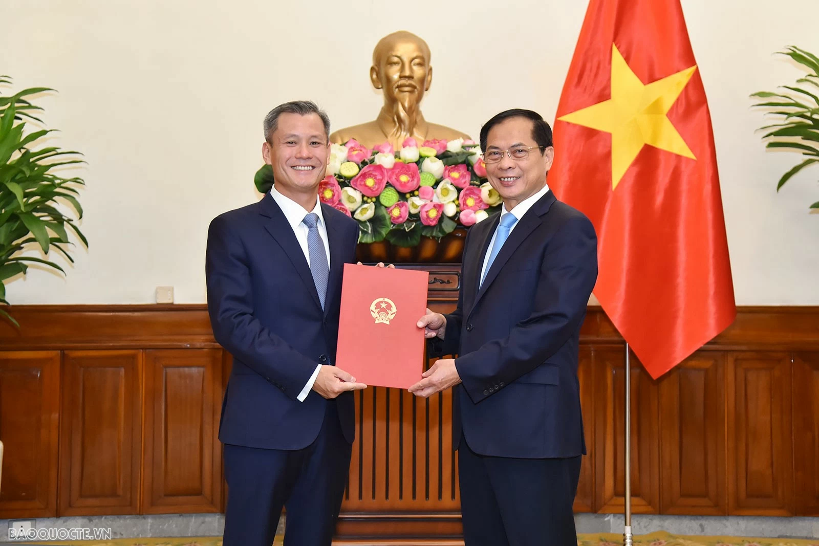 Tại buổi lễ, Ủy viên Trung ương Đảng, Bộ trưởng Ngoại giao Bùi Thanh Sơn trao quyết định tiếp nhận và điều động ông Nguyễn Đăng Thắng, nguyên Tổng Lãnh sự Việt Nam tại Sydney, Australia, kết thúc nhiệm kỳ về nước, giữ chức Vụ trưởng Vụ Luật pháp và Điều ước quốc tế. Tại buổi lễ, Ủy viên Trung ương Đảng, Bộ trưởng Ngoại giao Bùi Thanh Sơn trao quyết định tiếp nhận và điều động ông Nguyễn Đăng Thắng, nguyên Tổng Lãnh sự Việt Nam tại Sydney, Australia, kết thúc nhiệm kỳ về nước, giữ chức Vụ trưởng Vụ Luật pháp và Điều ước quốc tế.