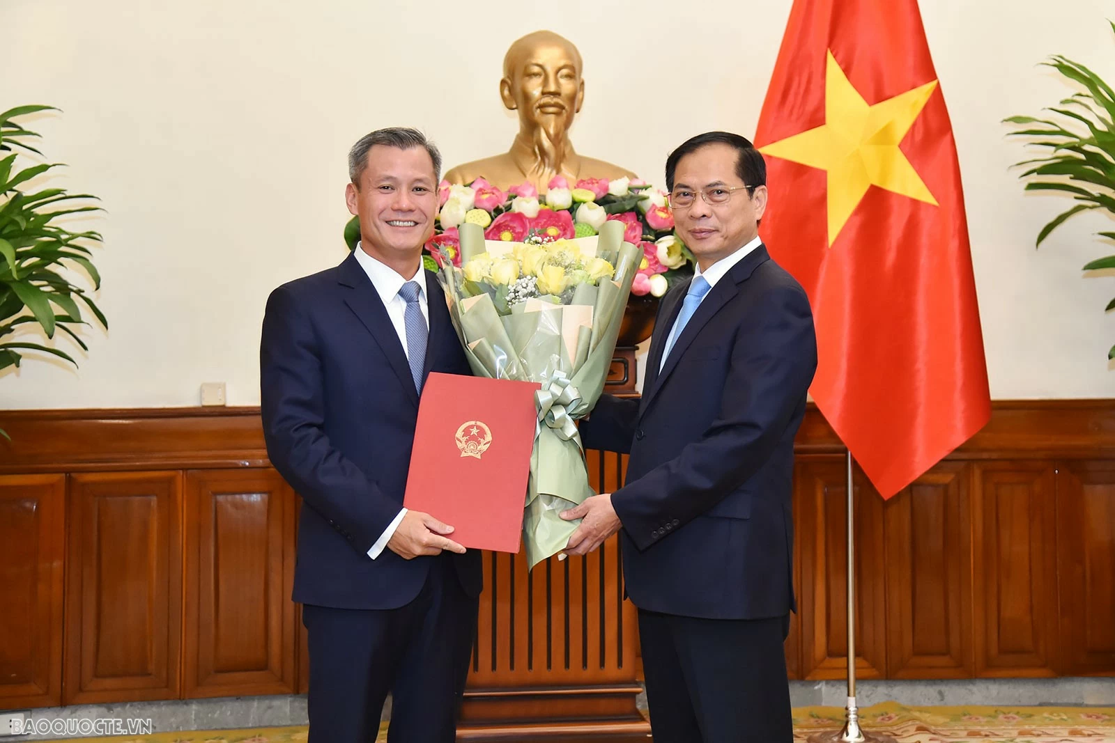 Phó Thủ tướng, Bộ trưởng Ngoại giao Bùi Thanh Sơn trao quyết định bổ nhiệm hai Vụ trưởng của Bộ Ngoại giao Phó Thủ tướng, Bộ trưởng Ngoại giao Bùi Thanh Sơn trao quyết định bổ nhiệm hai Vụ trưởng của Bộ Ngoại giao