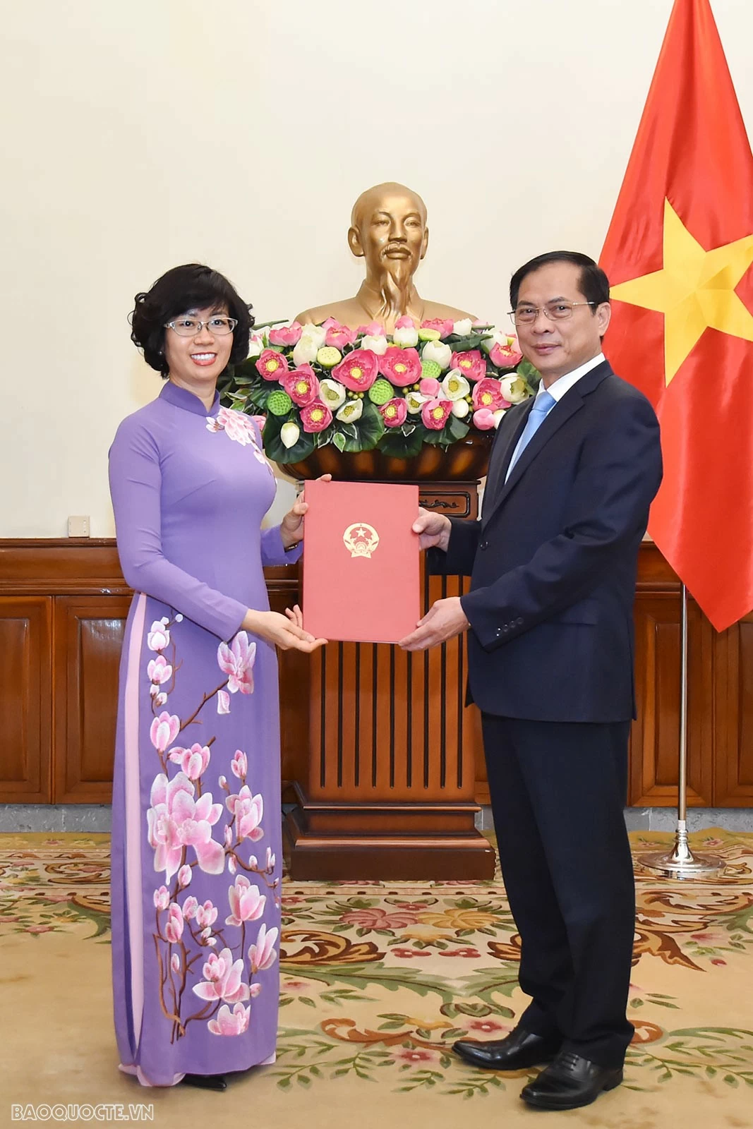 Ủy viên Trung ương Đảng, Bộ trưởng Ngoại giao Bùi Thanh Sơn trao quyết định bổ nhiệm bà Lê Thị Hồng Vân, Quyền Vụ trưởng Vụ Ngoại giao văn hóa và UNESCO, giữ chức Vụ trưởng Vụ Ngoại giao văn hóa và UNESCO. Ủy viên Trung ương Đảng, Bộ trưởng Ngoại giao Bùi Thanh Sơn trao quyết định bổ nhiệm bà Lê Thị Hồng Vân, Quyền Vụ trưởng Vụ Ngoại giao văn hóa và UNESCO, giữ chức Vụ trưởng Vụ Ngoại giao văn hóa và UNESCO.