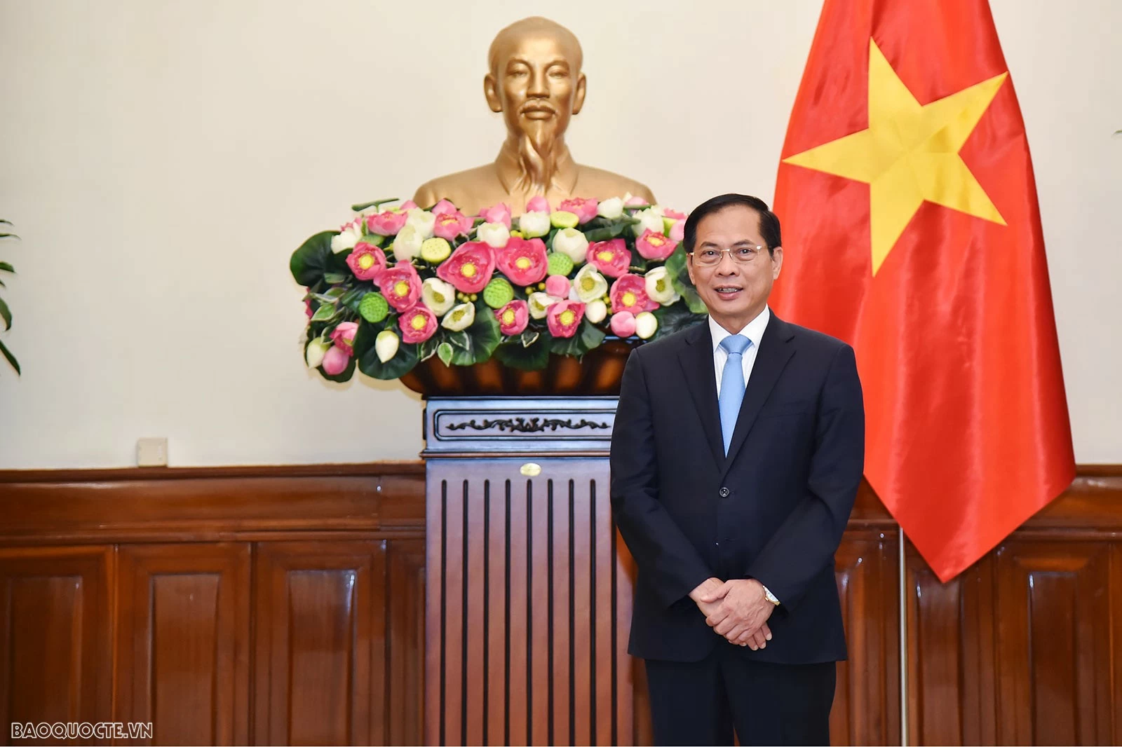 Phát biểu tại lễ trao quyết định, Phó Thủ tướng, Bộ trưởng Ngoại giao Bùi Thanh Sơn chúc mừng các cán bộ được điều động vào vị trí công tác mới; đồng thời khẳng định đây là sự tin tưởng của Ban cán sự Đảng Bộ đối với năng lực, kinh nghiệm công tác của ông Nguyễn Đăng Thắng và bà Lê Thị Hồng Vân. Phát biểu tại lễ trao quyết định, Phó Thủ tướng, Bộ trưởng Ngoại giao Bùi Thanh Sơn chúc mừng các cán bộ được điều động vào vị trí công tác mới; đồng thời khẳng định đây là sự tin tưởng của Ban cán sự Đảng Bộ đối với năng lực, kinh nghiệm công tác của ông Nguyễn Đăng Thắng và bà Lê Thị Hồng Vân.