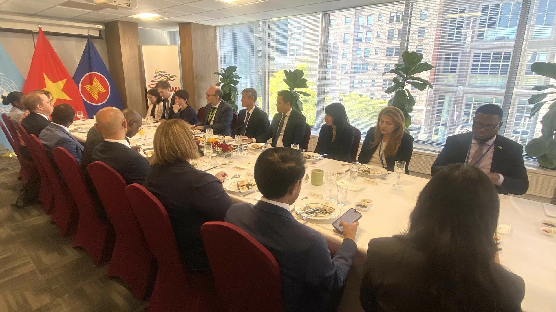 Việt Nam chủ trì trao đổi với các nước sáng lập Nhóm bạn bè UNCLOS nhân dịp 30 năm Công ước có hiệu lực Việt Nam chủ trì trao đổi với các nước sáng lập Nhóm bạn bè UNCLOS nhân dịp 30 năm Công ước có hiệu lực