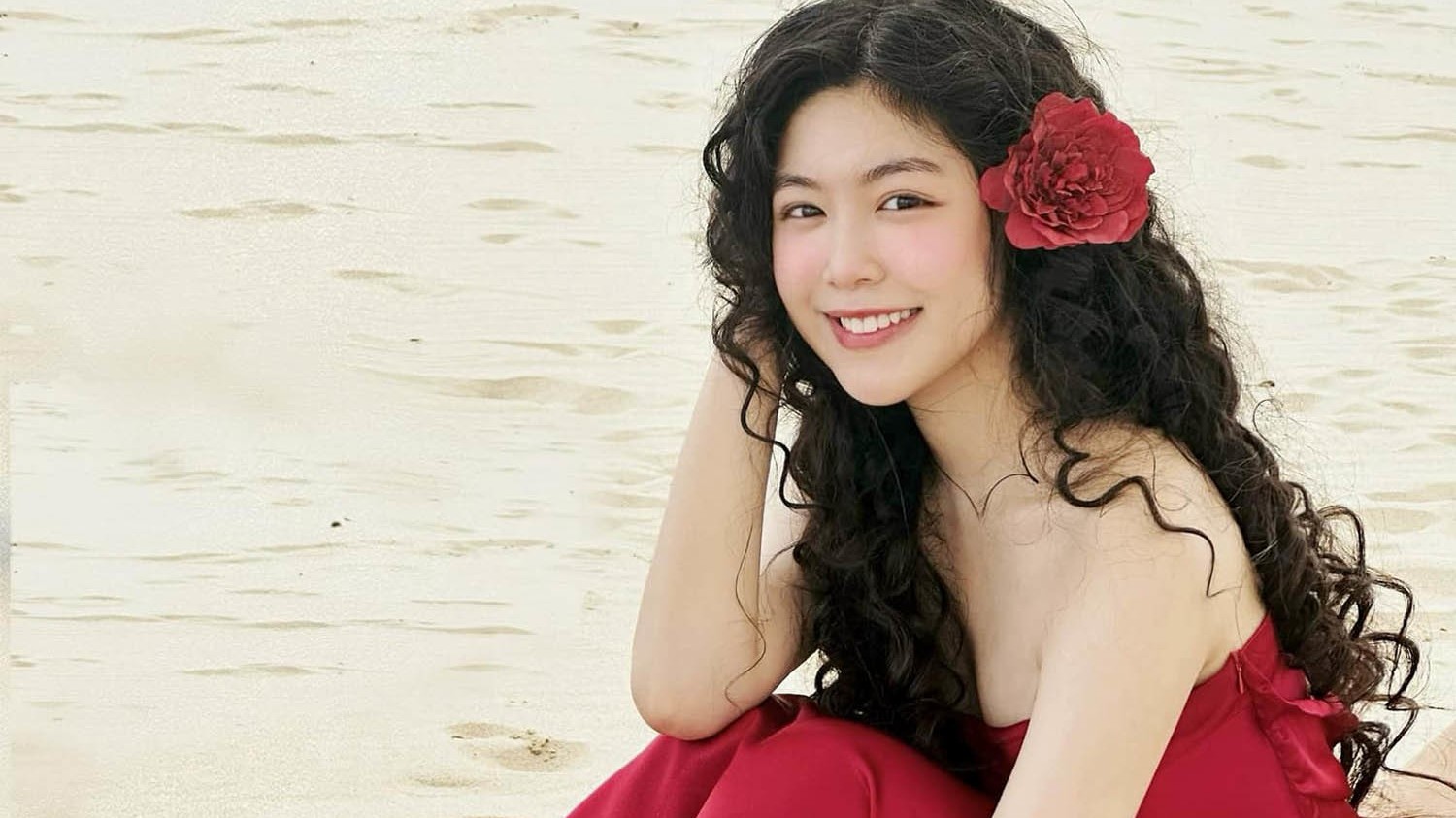 Sao Việt: Lọ Lem khoe nhan sắc tuổi 18, Hồ Ngọc Hà gợi cảm, H'Hen Niê ăn cơm tấm bình dân