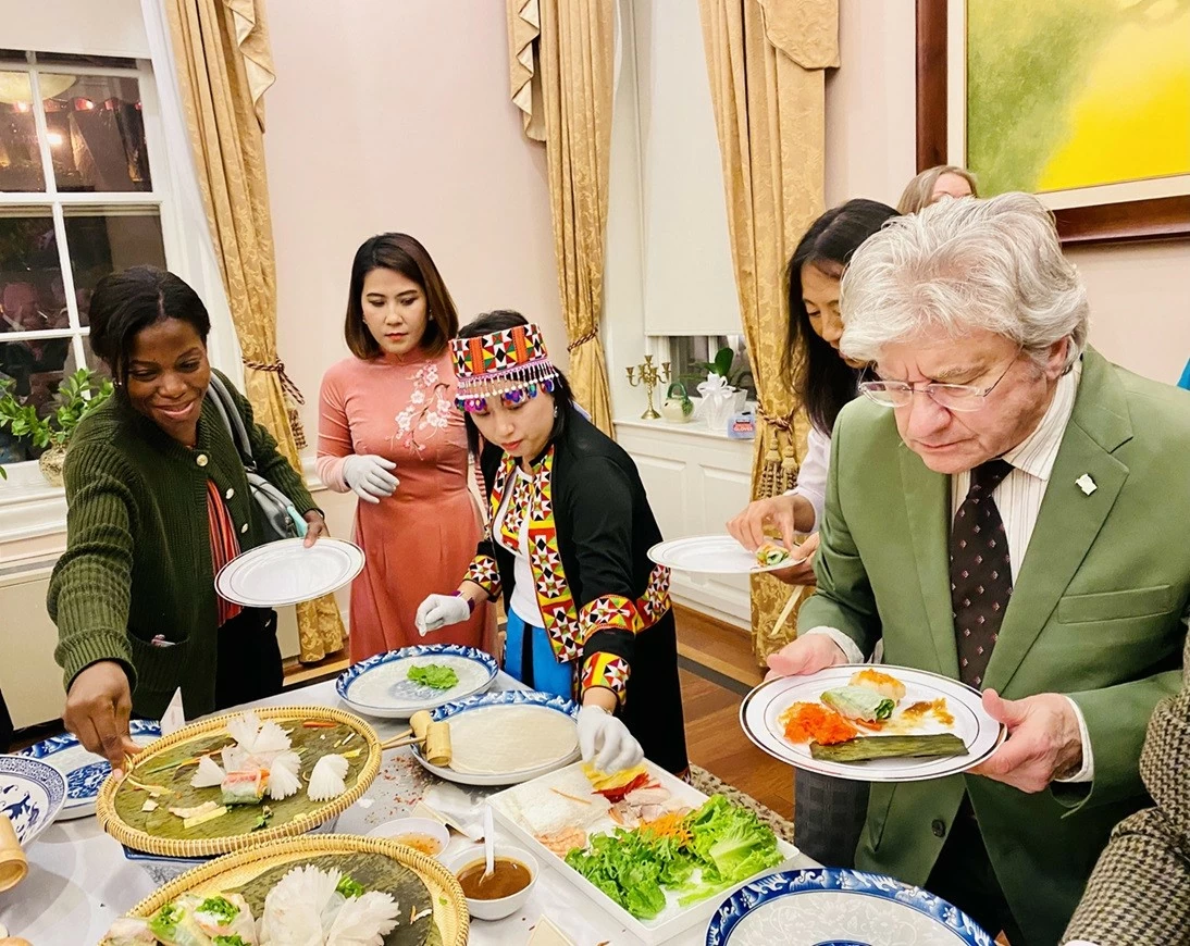 Sự kiện quảng bá tổng hợp kinh tế, văn hoá, ẩm thực: 'Mở cửa' Nhà Việt Nam đón bạn bè Mỹ Sự kiện quảng bá tổng hợp kinh tế, văn hoá, ẩm thực: 'Mở cửa' Nhà Việt Nam đón bạn bè Mỹ