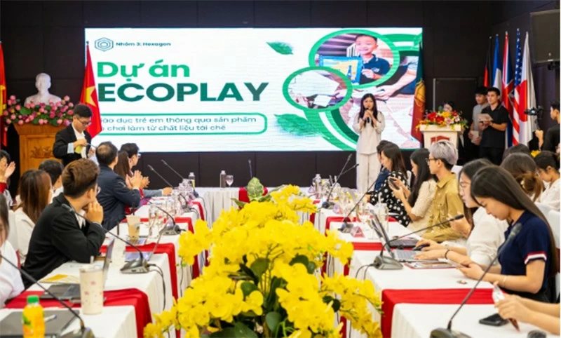 Các đội thi trình bày ý tưởng của mình về dự án chương trình đưa ra tại vòng thi khởi động. Các đội thi trình bày ý tưởng của mình về dự án chương trình đưa ra tại vòng thi khởi động.