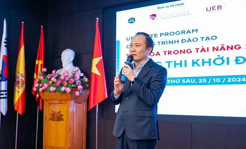 PGS.TS. Lê Trung Thành, Hiệu trưởng Trường Đại học Kinh tế - ĐHQGHN phát biểu tại chương trình. PGS.TS. Lê Trung Thành, Hiệu trưởng Trường Đại học Kinh tế - ĐHQGHN phát biểu tại chương trình.