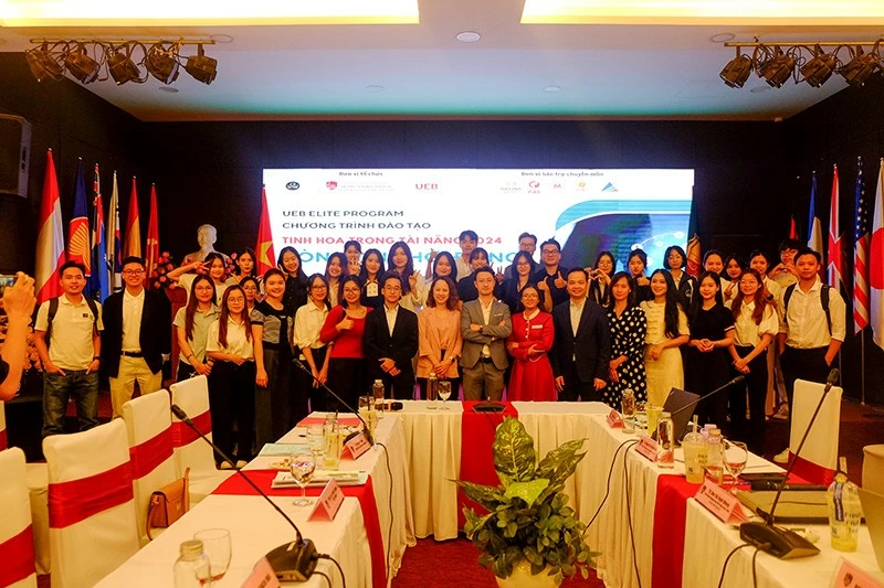 Ban giám khảo chụp hình cùng các đội thi sau vòng khởi động diễn ra tốt đẹp. Ban giám khảo chụp hình cùng các đội thi sau vòng khởi động diễn ra tốt đẹp.