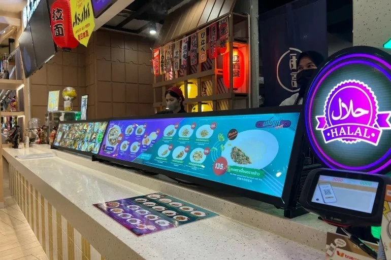 Biển chứng nhận Halal tại một hàng ăn trong trung tâm thương mại ở Bangkok, Thái Lan. (Nguồn: Al Jazeera) Biển chứng nhận Halal tại một hàng ăn trong trung tâm thương mại ở Bangkok, Thái Lan. (Nguồn: Al Jazeera)