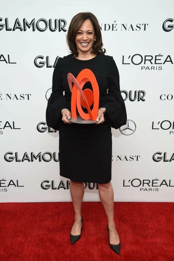 Phong cách đầy quyền lực của bà Kamala Harris Phong cách đầy quyền lực của bà Kamala Harris