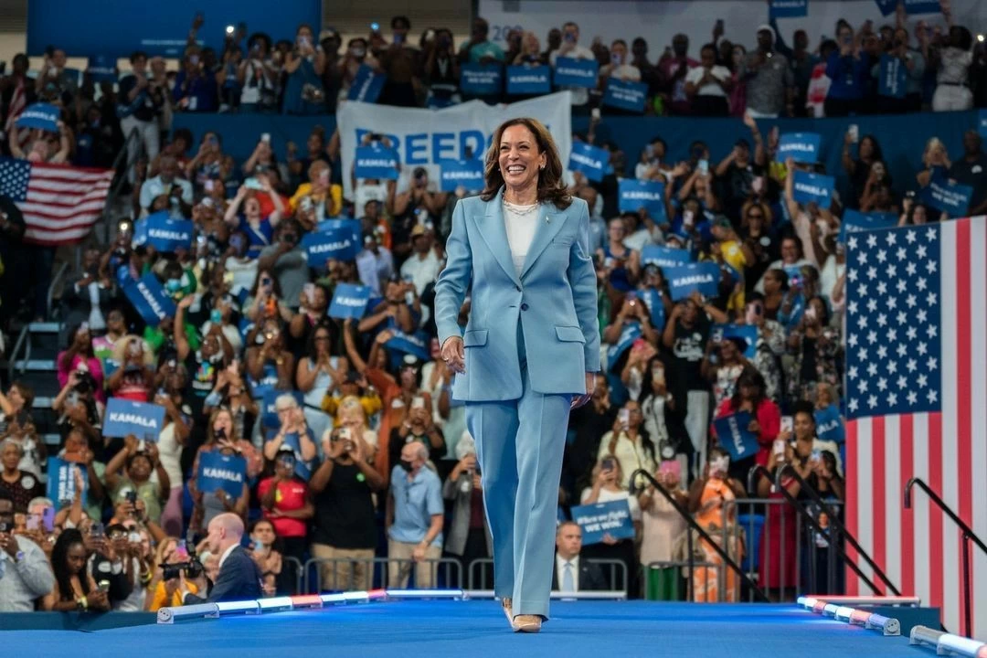 Phong cách đầy quyền lực của bà Kamala Harris Phong cách đầy quyền lực của bà Kamala Harris