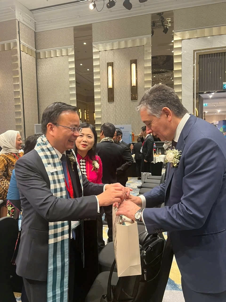 Đoàn đại biểu thành phố Sơn La giao lưu, trao đổi kinh nghiệm xây dựng thành phố học tập với bạn bè quốc tế. Đoàn đại biểu thành phố Sơn La giao lưu, trao đổi kinh nghiệm xây dựng thành phố học tập với bạn bè quốc tế.