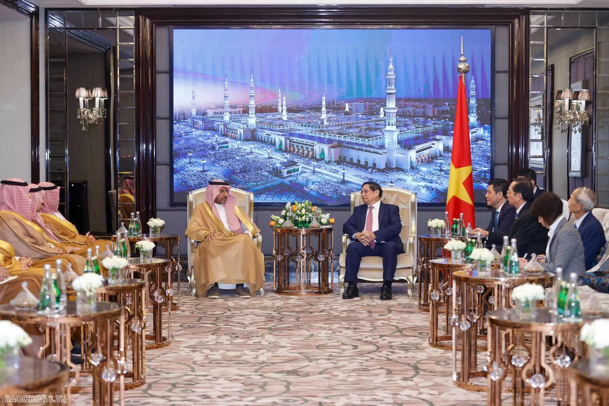 Thủ tướng Phạm Minh Chính tiếp Bộ trưởng Công nghiệp và Khoáng sản Saudi Arabia Bander Alkhorayf, Chủ tịch phân ban phía Saudi Arabia trong Ủy ban Liên Chính phủ Việt Nam - Saudi Arabia. Thủ tướng Phạm Minh Chính tiếp Bộ trưởng Công nghiệp và Khoáng sản Saudi Arabia Bander Alkhorayf, Chủ tịch phân ban phía Saudi Arabia trong Ủy ban Liên Chính phủ Việt Nam - Saudi Arabia.