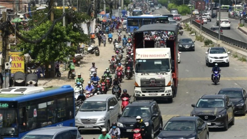 Khi lái xe trên đường, người lái xe cần quan sát và bảo đảm tốc độ phương tiện như thế nào? Khi lái xe trên đường, người lái xe cần quan sát và bảo đảm tốc độ phương tiện như thế nào?