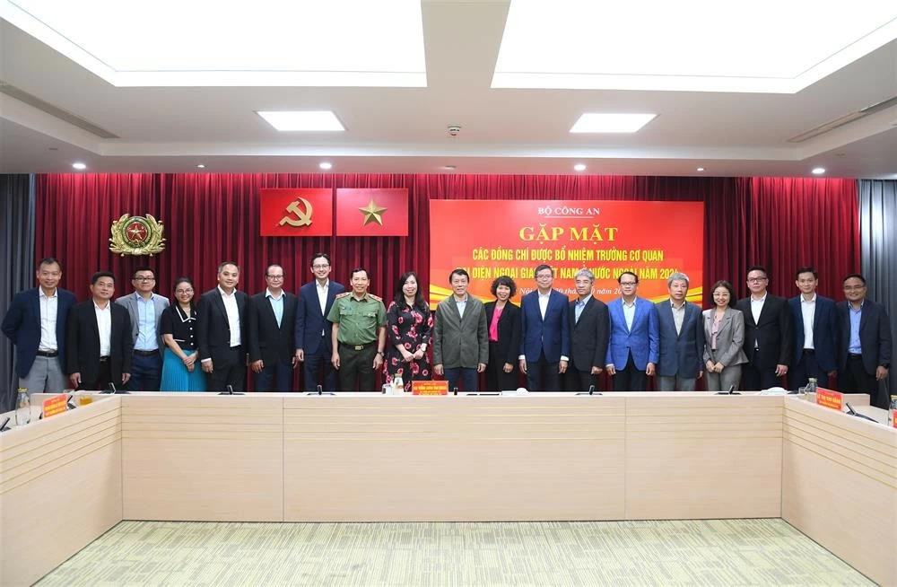 Bộ trưởng Lương Tam Quang cùng các đại biểu và các đồng chí được bổ nhiệm Trưởng Cơ quan đại diện ngoại giao Việt Nam ở nước ngoài. (Nguồn: Bộ Công an) Bộ trưởng Lương Tam Quang cùng các đại biểu và các đồng chí được bổ nhiệm Trưởng Cơ quan đại diện ngoại giao Việt Nam ở nước ngoài. (Nguồn: Bộ Công an)