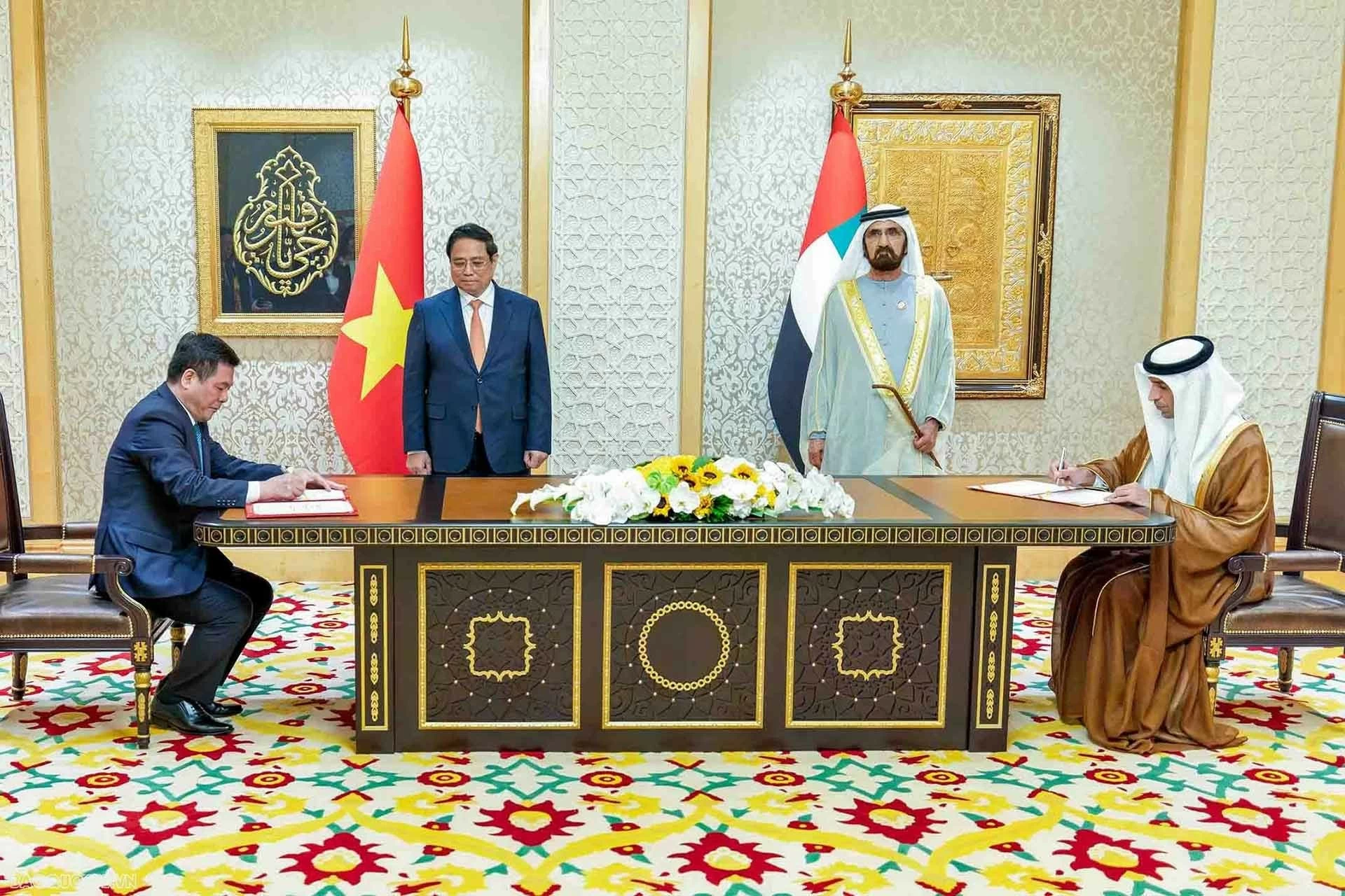 Thủ tướng Chính phủ Phạm Minh Chính và Phó Tổng thống kiêm Thủ tướng UAE Sheikh Mohammed bin Rashid Al Maktoum chứng kiến lễ ký kết Hiệp định đối tác kinh tế toàn diện. (Ảnh: Nguyễn Hồng) Thủ tướng Chính phủ Phạm Minh Chính và Phó Tổng thống kiêm Thủ tướng UAE Sheikh Mohammed bin Rashid Al Maktoum chứng kiến lễ ký kết Hiệp định đối tác kinh tế toàn diện. (Ảnh: Nguyễn Hồng)