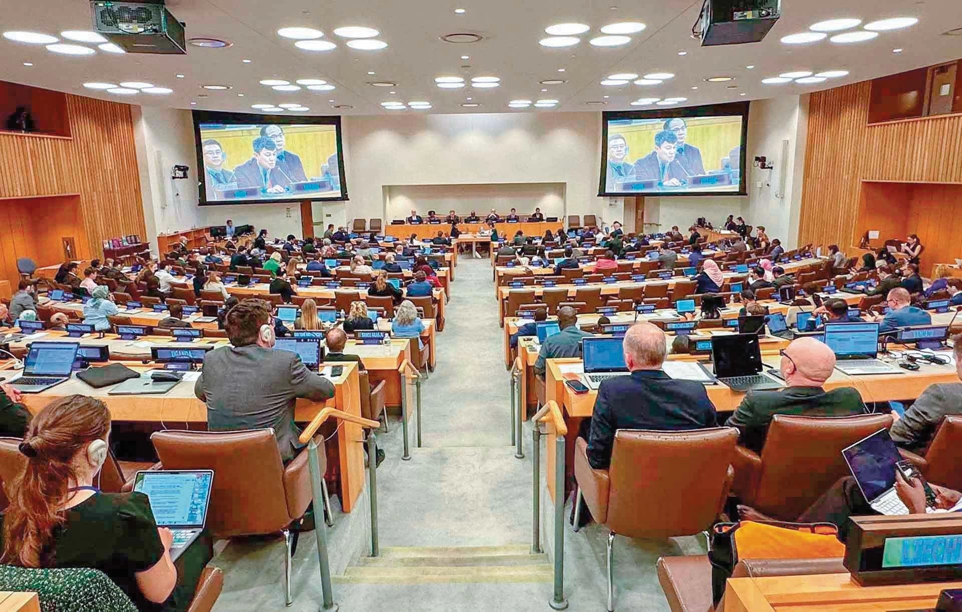 Thứ trưởng Thường trực Bộ Ngoại giao Nguyễn Minh Vũ phát biểu tại Hội nghị các quốc gia thành viên Công ước Liên hợp quốc về Luật Biển (SPLOS) lần thứ 34 tại trụ sở Liên hợp quốc, New York từ ngày 10-14/6. (Nguồn: Phái đoàn Việt Nam tại Liên hợp quốc) Thứ trưởng Thường trực Bộ Ngoại giao Nguyễn Minh Vũ phát biểu tại Hội nghị các quốc gia thành viên Công ước Liên hợp quốc về Luật Biển (SPLOS) lần thứ 34 tại trụ sở Liên hợp quốc, New York từ ngày 10-14/6. (Nguồn: Phái đoàn Việt Nam tại Liên hợp quốc)