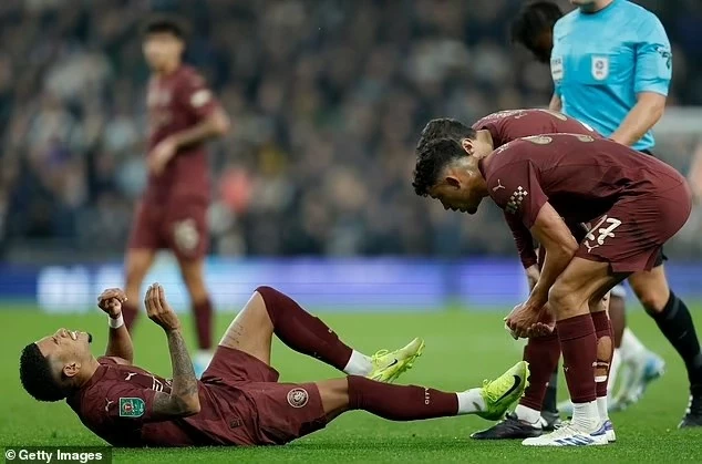 Man City khủng hoảng chấn thương, HLV Pep Guardiola thừa nhận gặp rắc rối lớn Man City khủng hoảng chấn thương, HLV Pep Guardiola thừa nhận gặp rắc rối lớn