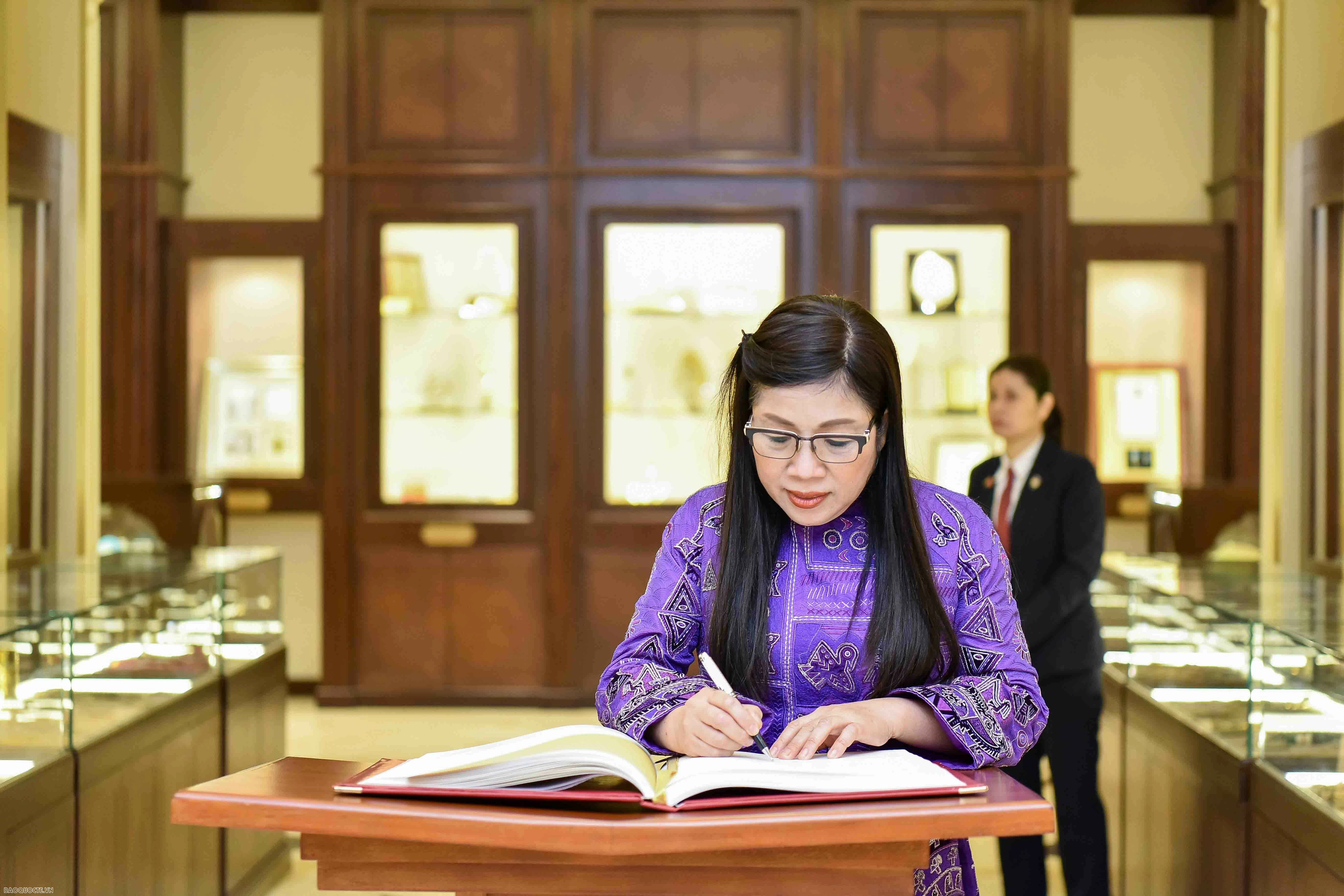 Phu nhân Thủ tướng Phạm Minh Chính tìm hiểu lịch sử, văn hoá UAE, Saudi Arabia và Qatar Phu nhân Thủ tướng Phạm Minh Chính tìm hiểu lịch sử, văn hóa UAE, Saudi Arabia và Qatar