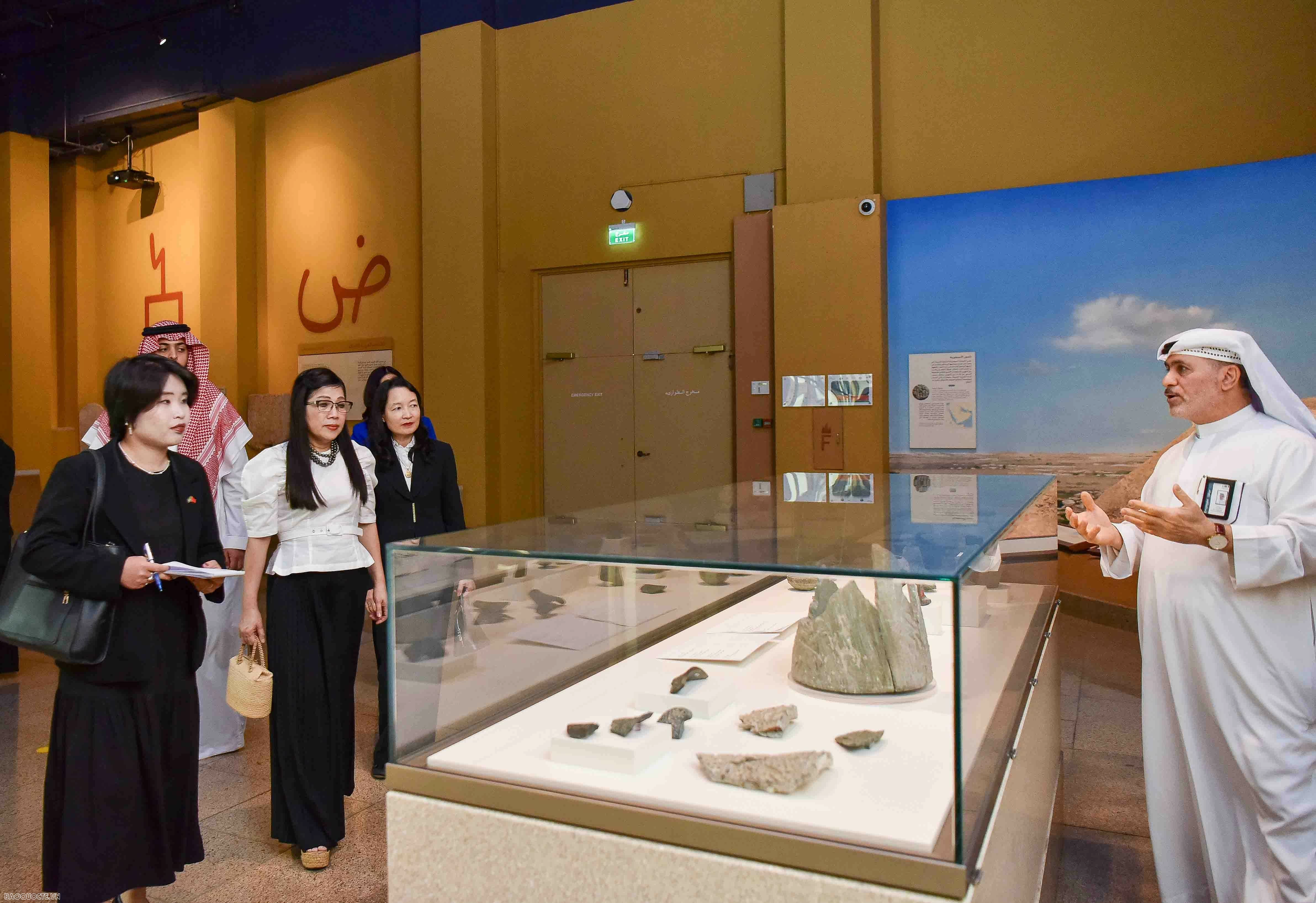 Phu nhân Thủ tướng Phạm Minh Chính tìm hiểu lịch sử, văn hoá UAE, Saudi Arabia và Qatar Phu nhân Thủ tướng Phạm Minh Chính tìm hiểu lịch sử, văn hóa UAE, Saudi Arabia và Qatar