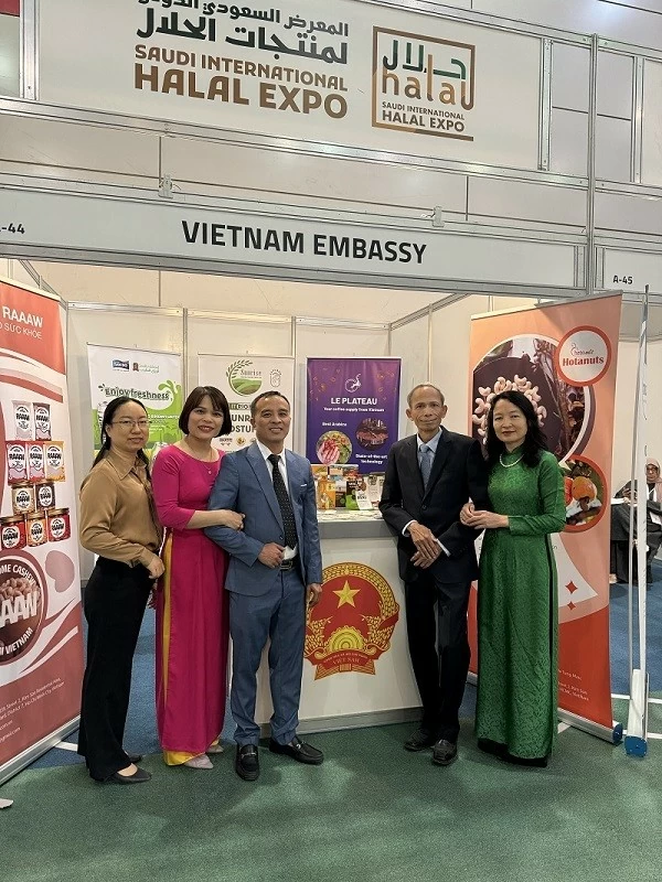 Đại sứ quán Việt Nam tại Saudi Arabia quảng bá sản phẩm tại Triển lãm Halal Expo Đại sứ quán Việt Nam tại Saudi Arabia quảng bá sản phẩm tại Triển lãm Halal Expo