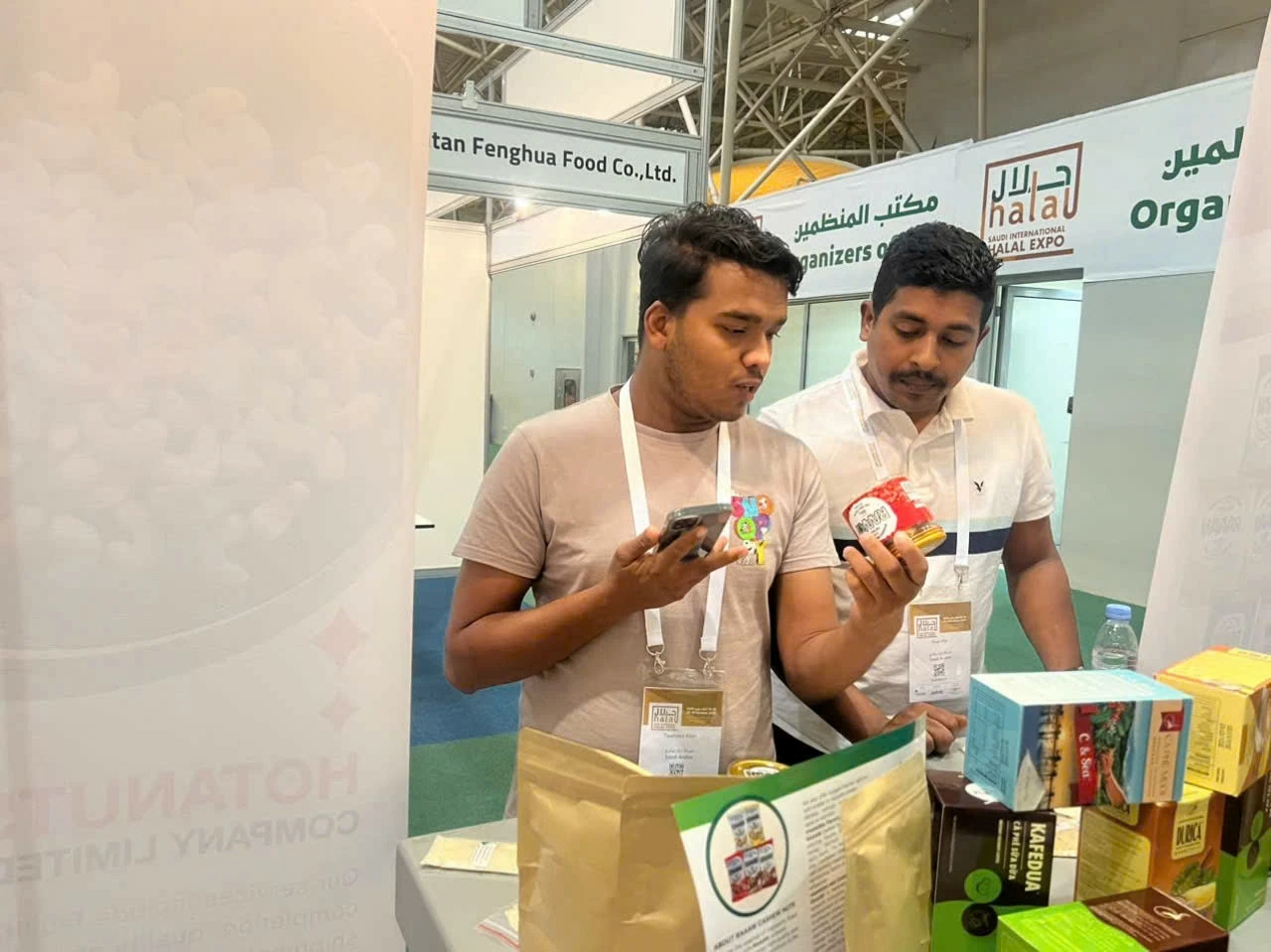 Đại sứ quán Việt Nam tại Saudi Arabia quảng bá sản phẩm tại Triển lãm Halal Expo Đại sứ quán Việt Nam tại Saudi Arabia quảng bá sản phẩm tại Triển lãm Halal Expo