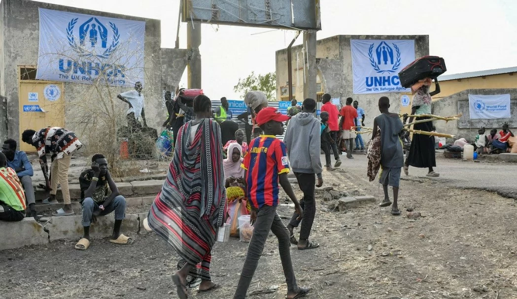 Mọi người đến trung tâm trung chuyển Cao ủy Liên hợp quốc về người tị nạn ở Renk, Nam Sudan. (Nguồn: theglobeandmail) Mọi người đến trung tâm trung chuyển Cao ủy Liên hợp quốc về người tị nạn ở Renk, Nam Sudan. (Nguồn: theglobeandmail)