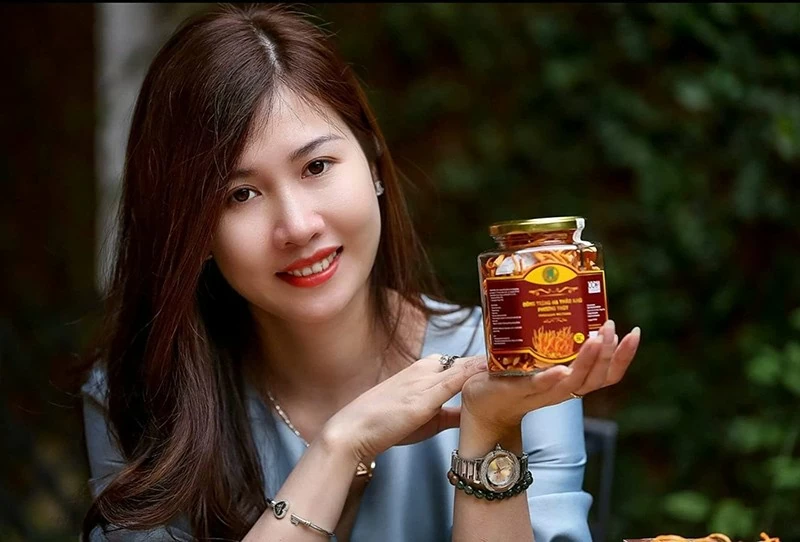 Doanh nhân Mai Phương và sản phẩm Đông trùng hạ thảo. Doanh nhân Mai Phương và sản phẩm Đông trùng hạ thảo.