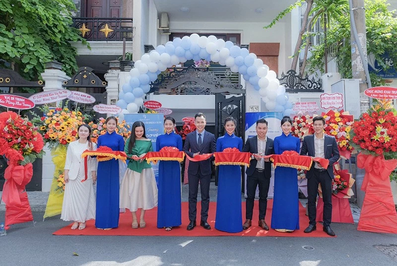 Thạc sĩ/Chuyên gia Đặng Tiến Dũng – TGĐ Mindtalk Talent (đứng giữa) cắt băng khai trương Học viện. Thạc sĩ/Chuyên gia Đặng Tiến Dũng – TGĐ Mindtalk Talent (đứng giữa) cắt băng khai trương Học viện.