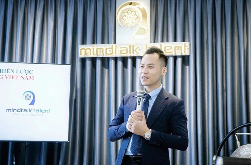 Thạc sĩ/Chuyên gia Đặng Tiến Dũng – TGĐ MindTalk Talent phát biểu tại Lễ khai trương. Thạc sĩ/Chuyên gia Đặng Tiến Dũng – TGĐ MindTalk Talent phát biểu tại Lễ khai trương.