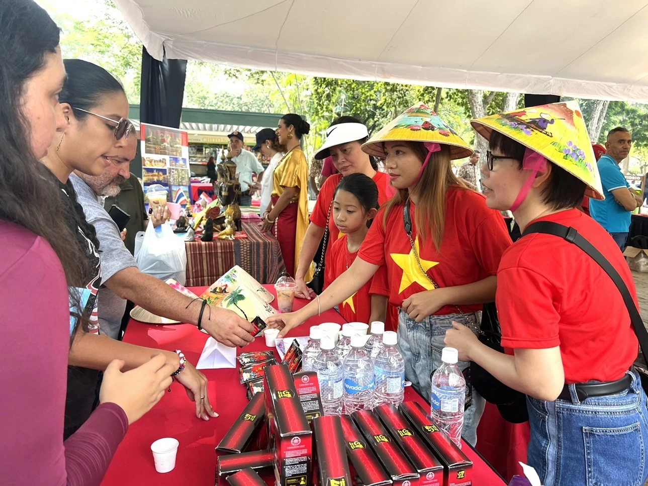 Phở, nem Việt Nam gây ấn tượng mạnh với du khách tại Hội chợ Bazar ASEAN 2024 ở Venezuela Phở, nem Việt Nam gây ấn tượng mạnh với du khách tại Hội chợ Bazar ASEAN 2024 ở Venezuela