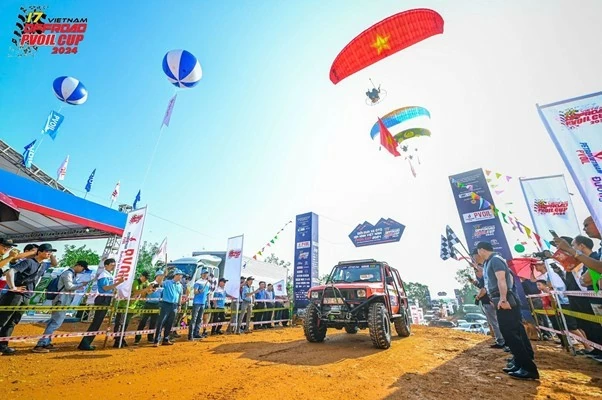 Màn diễu hành kết hợp trình diễn dù lượn vô cùng đặc sắc. Màn diễu hành kết hợp trình diễn dù lượn vô cùng đặc sắc.