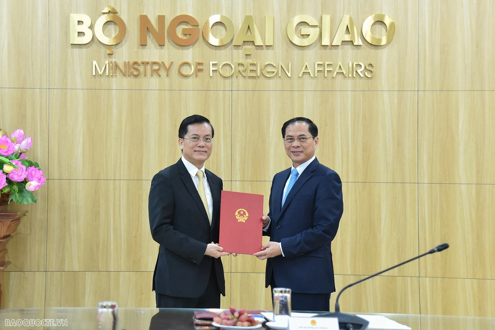 Phó Thủ tướng, Bộ trưởng Bùi Thanh Sơn trao quyết định nghỉ hưu cho các đồng chí Hà Kim Ngọc và Nguyễn Bá Hùng Phó Thủ tướng, Bộ trưởng Bùi Thanh Sơn trao quyết định nghỉ hưu cho các đồng chí Hà Kim Ngọc và Nguyễn Bá Hùng