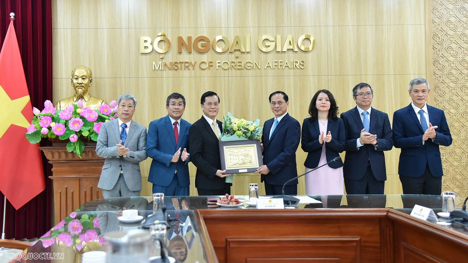 Phó Thủ tướng, Bộ trưởng Bùi Thanh Sơn trao quyết định nghỉ hưu cho các đồng chí Hà Kim Ngọc và Nguyễn Bá Hùng Phó Thủ tướng, Bộ trưởng Bùi Thanh Sơn trao quyết định nghỉ hưu cho các đồng chí Hà Kim Ngọc và Nguyễn Bá Hùng