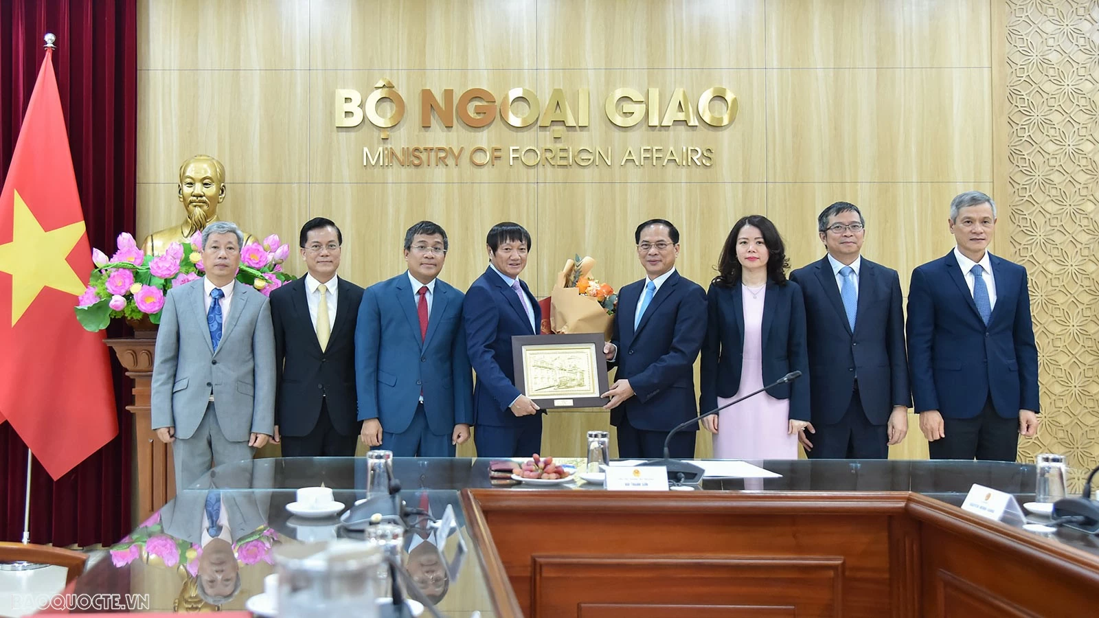 Phó Thủ tướng, Bộ trưởng Bùi Thanh Sơn trao quyết định nghỉ hưu cho các đồng chí Hà Kim Ngọc và Nguyễn Bá Hùng Phó Thủ tướng, Bộ trưởng Bùi Thanh Sơn trao quyết định nghỉ hưu cho các đồng chí Hà Kim Ngọc và Nguyễn Bá Hùng