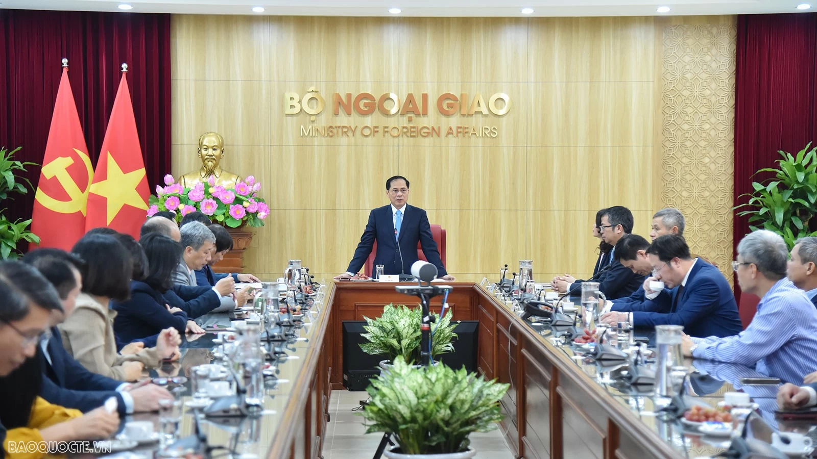 Phó Thủ tướng, Bộ trưởng Bùi Thanh Sơn trao quyết định nghỉ hưu cho các đồng chí Hà Kim Ngọc và Nguyễn Bá Hùng Phó Thủ tướng, Bộ trưởng Bùi Thanh Sơn trao quyết định nghỉ hưu cho các đồng chí Hà Kim Ngọc và Nguyễn Bá Hùng