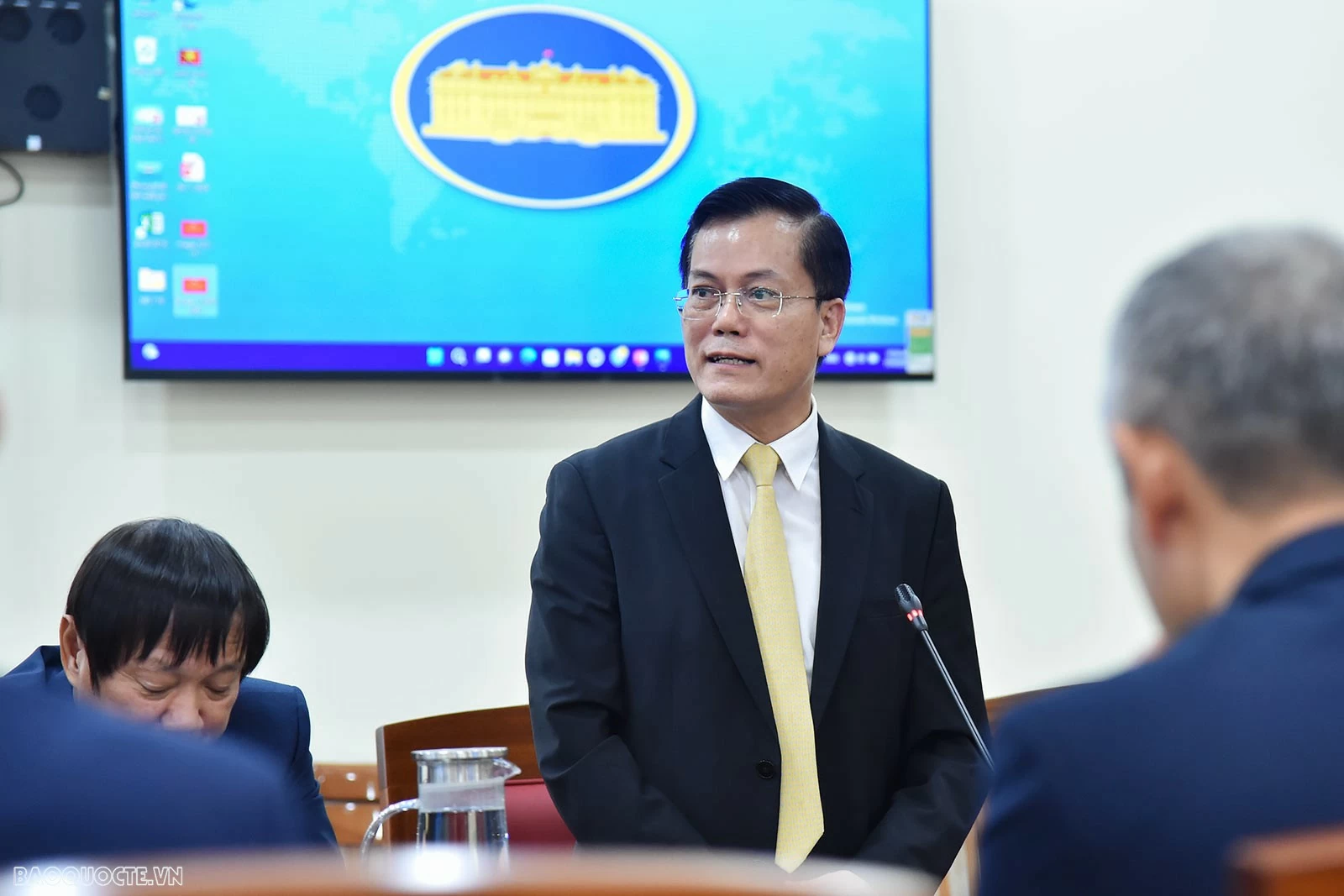 Phó Thủ tướng, Bộ trưởng Bùi Thanh Sơn trao quyết định nghỉ hưu cho các đồng chí Hà Kim Ngọc và Nguyễn Bá Hùng Phó Thủ tướng, Bộ trưởng Bùi Thanh Sơn trao quyết định nghỉ hưu cho các đồng chí Hà Kim Ngọc và Nguyễn Bá Hùng