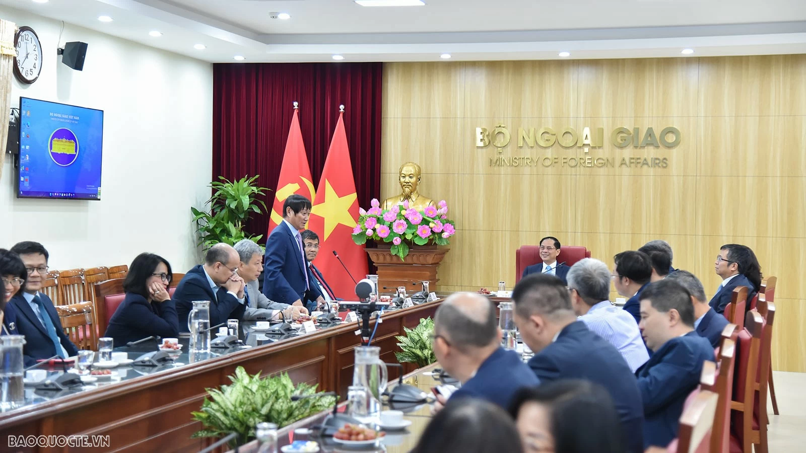 Phó Thủ tướng, Bộ trưởng Bùi Thanh Sơn trao quyết định nghỉ hưu cho các đồng chí Hà Kim Ngọc và Nguyễn Bá Hùng Phó Thủ tướng, Bộ trưởng Bùi Thanh Sơn trao quyết định nghỉ hưu cho các đồng chí Hà Kim Ngọc và Nguyễn Bá Hùng