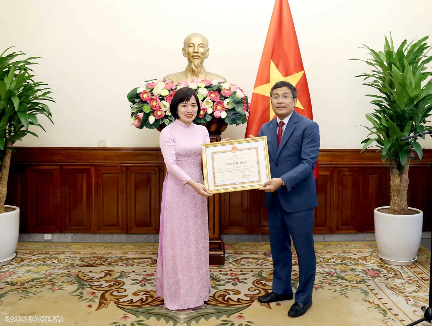 Lễ trao tặng Bằng khen và tuyên dương của Bộ trưởng Ngoại giao Bộ trưởng Ngoại giao tặng Bằng khen và Tuyên dương tập thể, cá nhân đóng góp tích cực trong xuất bản cuốn sách của cố Tổng Bí thư