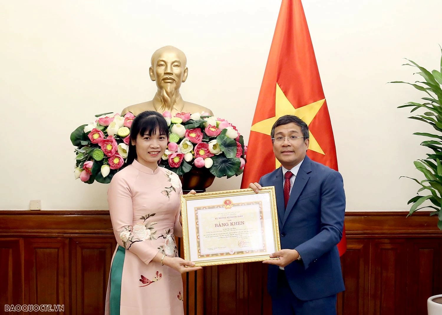 Lễ trao tặng Bằng khen và tuyên dương của Bộ trưởng Ngoại giao Bộ trưởng Ngoại giao tặng Bằng khen và Tuyên dương tập thể, cá nhân đóng góp tích cực trong xuất bản cuốn sách của cố Tổng Bí thư