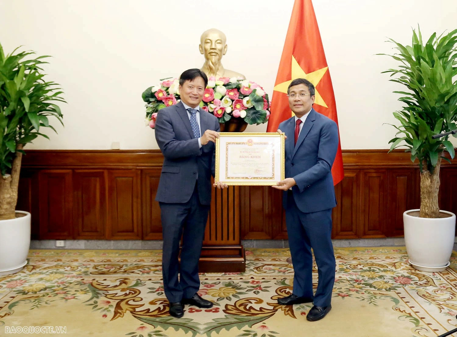 Lễ trao tặng Bằng khen và tuyên dương của Bộ trưởng Ngoại giao Bộ trưởng Ngoại giao tặng Bằng khen và Tuyên dương tập thể, cá nhân đóng góp tích cực trong xuất bản cuốn sách của cố Tổng Bí thư