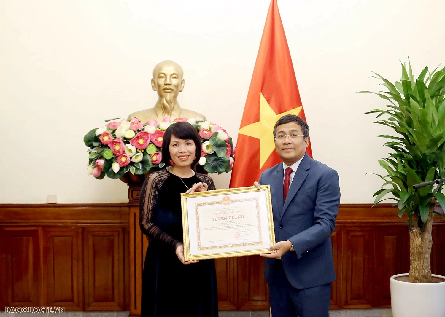 Lễ trao tặng Bằng khen và tuyên dương của Bộ trưởng Ngoại giao Bộ trưởng Ngoại giao tặng Bằng khen và Tuyên dương tập thể, cá nhân đóng góp tích cực trong xuất bản cuốn sách của cố Tổng Bí thư