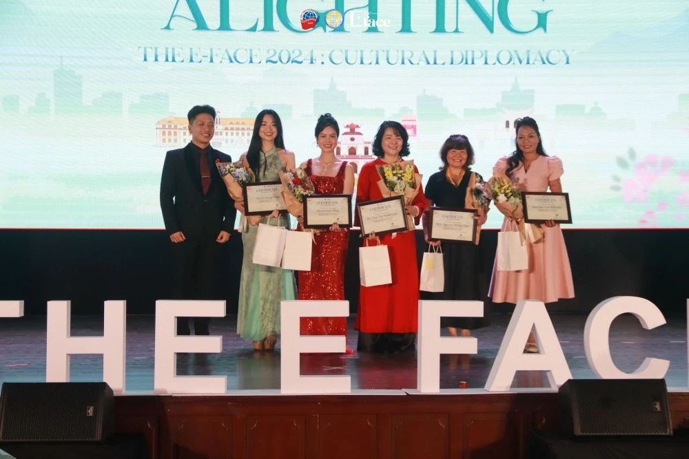 hầy Phạm Hải Nam - Trưởng Ban Tổ chức THE E-FACE 2024 (bên trái) cùng Hội đồng Ban Giám khảo. (Ảnh: BTC) hầy Phạm Hải Nam - Trưởng Ban Tổ chức THE E-FACE 2024 (bên trái) cùng Hội đồng Ban Giám khảo. (Ảnh: BTC)