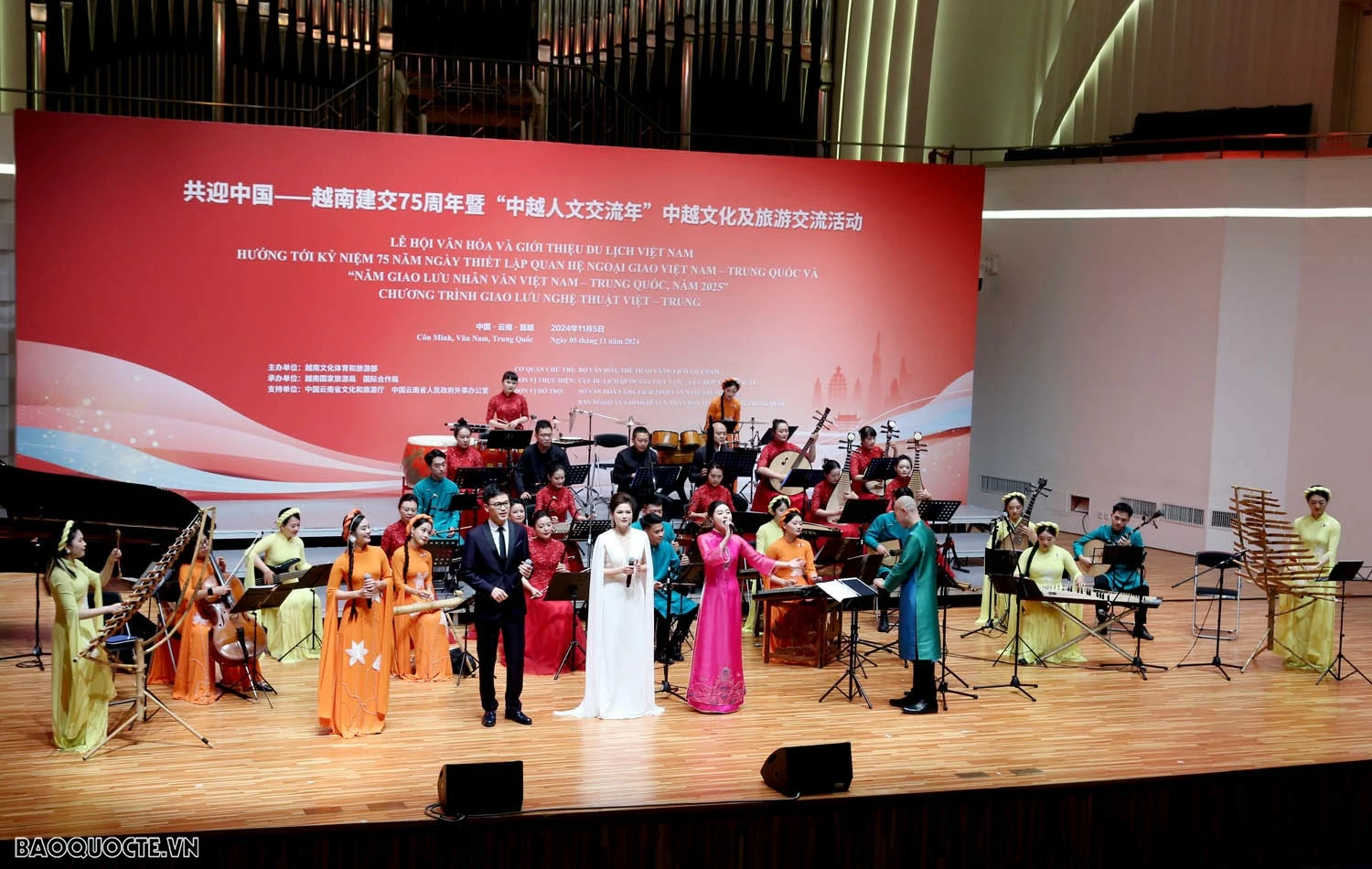 Thủ tướng Phạm Minh Chính gặp gỡ cộng đồng người Việt và dự Lễ hội Văn hoá – Du lịch Việt Nam tại Côn Minh, tỉnh Vân Nam, Trung Quốc. Thủ tướng Phạm Minh Chính gặp gỡ cộng đồng người Việt và dự Lễ hội Văn hoá - Du lịch Việt Nam tại Côn Minh, Vân Nam, Trung Quốc