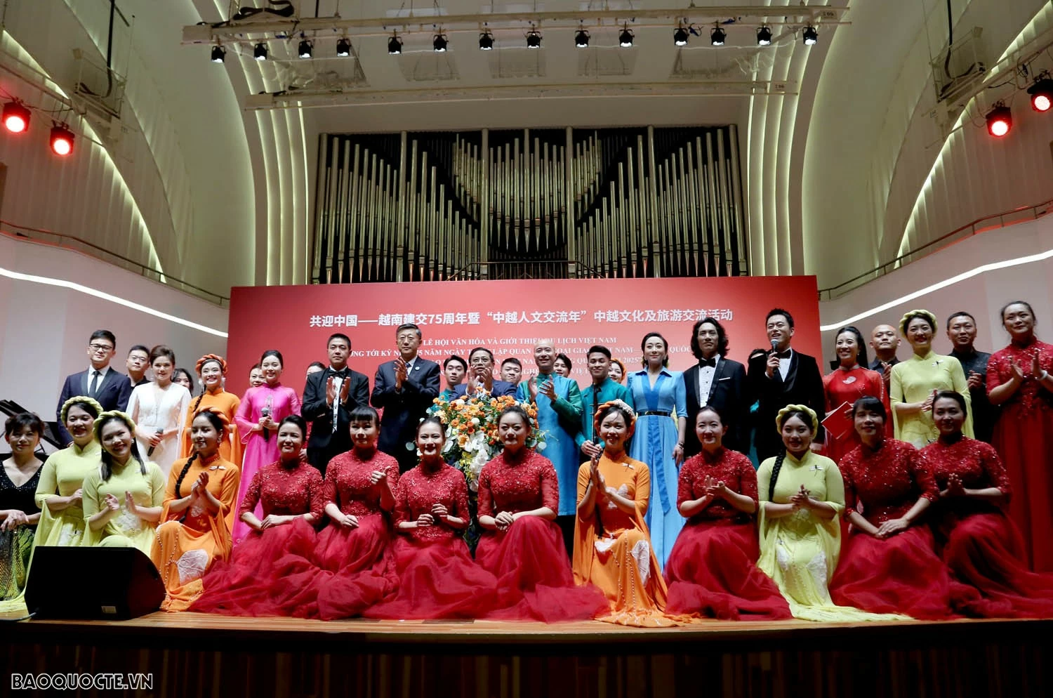 Thủ tướng Phạm Minh Chính gặp gỡ cộng đồng người Việt và dự Lễ hội Văn hoá – Du lịch Việt Nam tại Côn Minh, tỉnh Vân Nam, Trung Quốc. Thủ tướng Phạm Minh Chính gặp gỡ cộng đồng người Việt và dự Lễ hội Văn hoá - Du lịch Việt Nam tại Côn Minh, Vân Nam, Trung Quốc