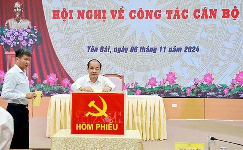 Ông Trần Huy Tuấn được bầu giữ chức Bí thư Tỉnh ủy Yên Bái Ông Trần Huy Tuấn được bầu giữ chức Bí thư Tỉnh ủy Yên Bái