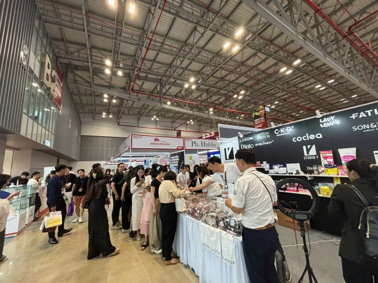 EU chỉ trích Pháp và Italy vì chi tiêu vượt mức EU chỉ trích Pháp và Italy vì chi tiêu vượt mức